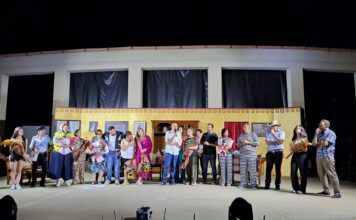 Rosarno – Il sipario di Medma Teatro si alza nel ricordo di Angelo D’Agostino: successo per la prima serata tra commozione e risate
