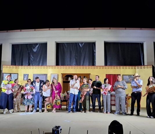 Rosarno – Il sipario di Medma Teatro si alza nel ricordo di Angelo D’Agostino: successo per la prima serata tra commozione e risate