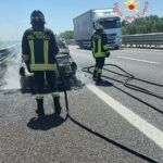 Auto in fiamme sull’A2: incendio invade anche le sterpaglie, traffico rallentato