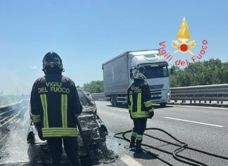 Auto in fiamme sull’A2: incendio invade anche le sterpaglie, traffico rallentato