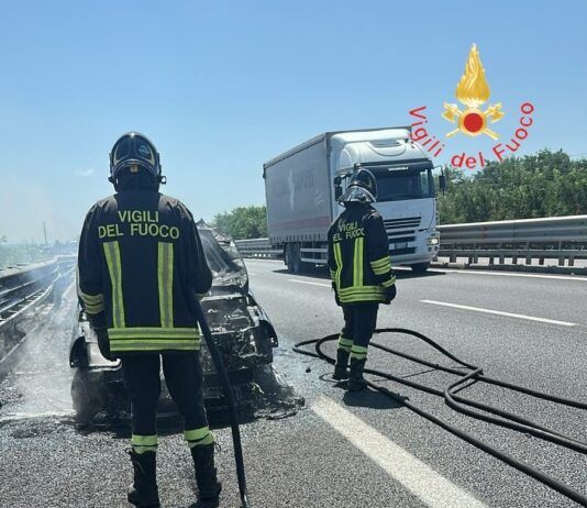 Auto in fiamme sull’A2: incendio invade anche le sterpaglie, traffico rallentato