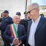 Mantovano plaude al “Modello Rosarno”: dalla chiusura della tendopoli ai nuovi alloggi per i migranti
