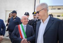 Mantovano plaude al “Modello Rosarno”: dalla chiusura della tendopoli ai nuovi alloggi per i migranti