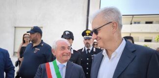 Mantovano plaude al “Modello Rosarno”: dalla chiusura della tendopoli ai nuovi alloggi per i migranti