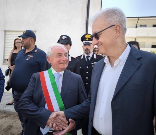 Mantovano plaude al “Modello Rosarno”: dalla chiusura della tendopoli ai nuovi alloggi per i migranti