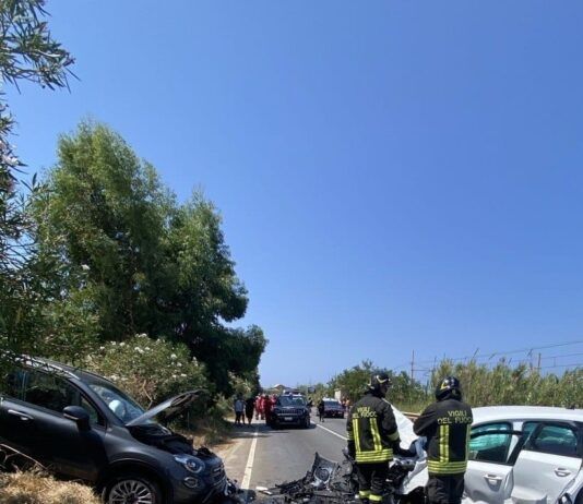 Scontro tra tre auto, un morto e due feriti: grave incidente