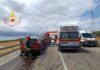 Scontro frontale tra due auto, tre feriti: due anziani estratti dalle lamiere