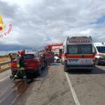 Scontro frontale tra due auto, tre feriti: due anziani estratti dalle lamiere