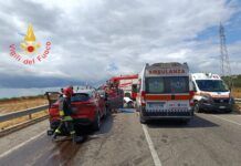 Scontro frontale tra due auto, tre feriti: due anziani estratti dalle lamiere