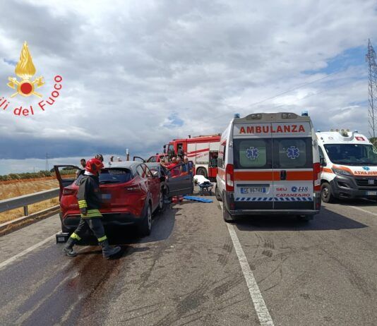 Scontro frontale tra due auto, tre feriti: due anziani estratti dalle lamiere