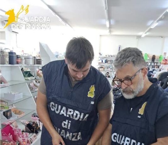 Sequestrati oltre 200 mila prodotti non a norma in un esercizio commerciale