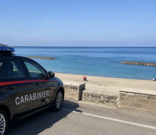 Fugge all’alt dei Carabinieri e si tuffa in mare: 36enne arrestato con cocaina e hashish