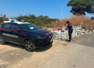 Discarica abusiva a cielo aperto sequestrata: rifiuti e roghi tossici a due passi dal centro abitato