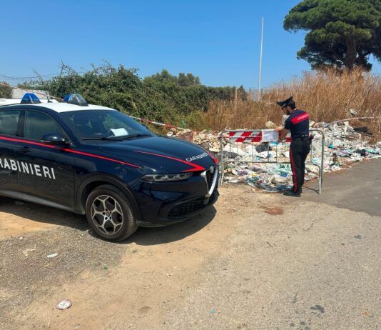 Discarica abusiva a cielo aperto sequestrata: rifiuti e roghi tossici a due passi dal centro abitato