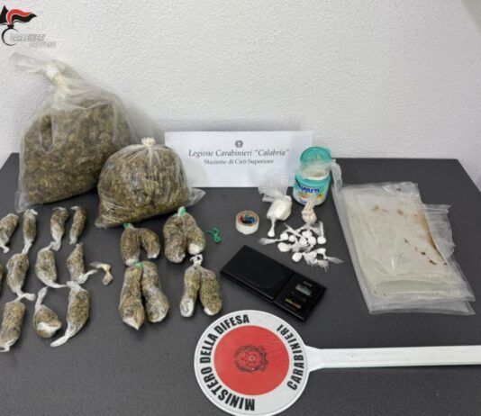 Droga nascosta nelle pareti di un immobile abbandonato: sequestrate marijuana e cocaina