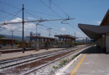 Schiaffeggiata mentre controlla il biglietto: capotreno finisce in ospedale