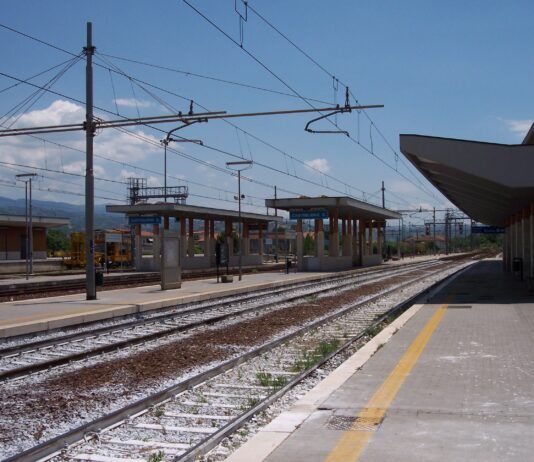 Schiaffeggiata mentre controlla il biglietto: capotreno finisce in ospedale