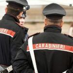 Scavalca le barriere di un viadotto, salvata in extremis dai Carabinieri