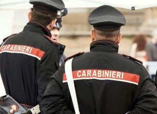 Scavalca le barriere di un viadotto, salvata in extremis dai Carabinieri