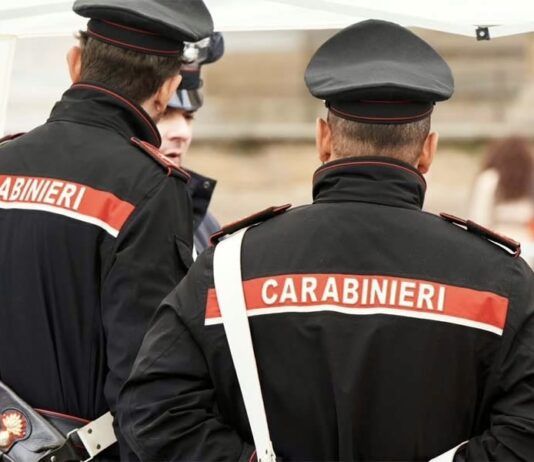 Scavalca le barriere di un viadotto, salvata in extremis dai Carabinieri