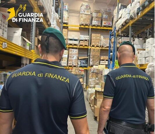 Calabria, controlli della Guardia di Finanza: 5 arresti per droga, lavoro nero e migliaia di prodotti sequestrati