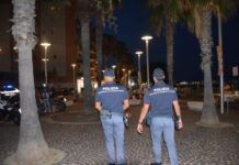 Locale chiuso per 15 giorni dopo violenze e minacce agli agenti: sequestrata anche droga