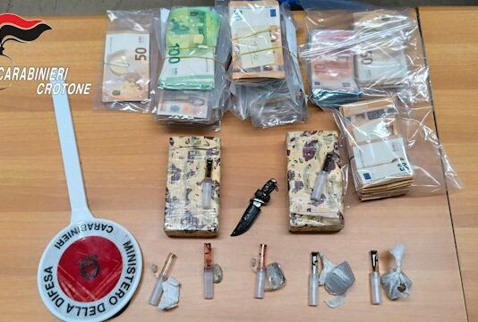 Oltre un chilo di eroina e quasi 62mila euro in contanti: arrestati tre uomini