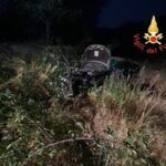 Auto precipita per oltre 15 metri, conducente ferito