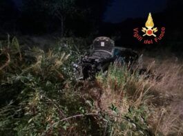 Auto precipita per oltre 15 metri, conducente ferito