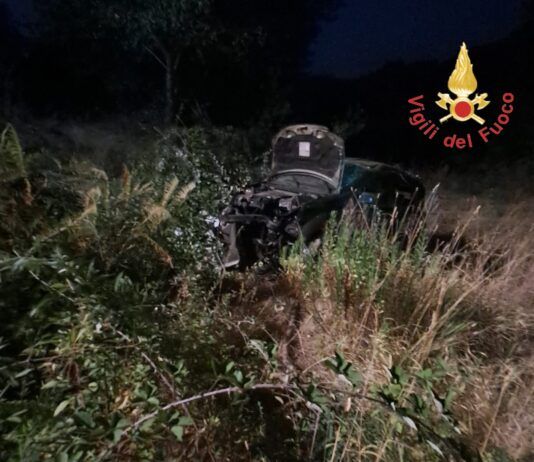 Auto precipita per oltre 15 metri, conducente ferito