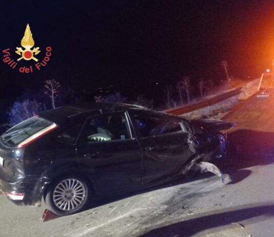 Calabria – Auto si ribalta nella notte: ferito il conducente