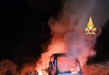 Incendio di un autobus sulla SS182: illesi istruttore e allievo