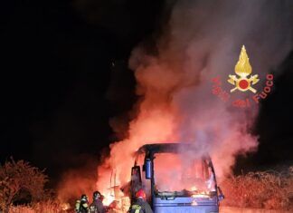 Incendio di un autobus sulla SS182: illesi istruttore e allievo