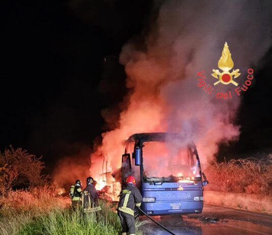 Incendio di un autobus sulla SS182: illesi istruttore e allievo