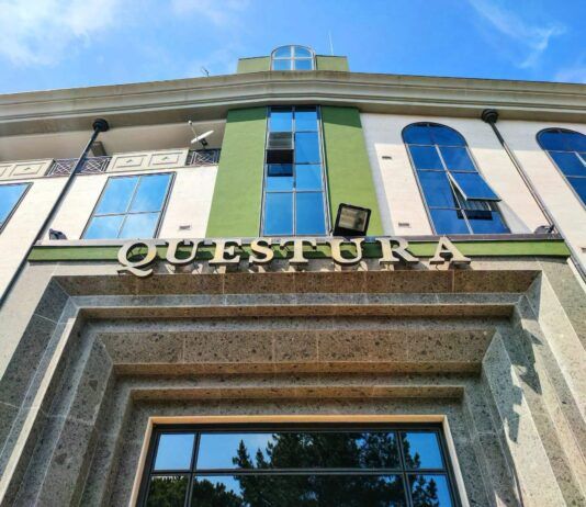 Furto al supermercato, fermati con refurtiva e coltelli: denunciati due 39enni