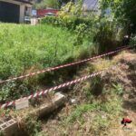 Liquidi pericolosi e olio esausto sversati sul terreno: denunciata una 54enne