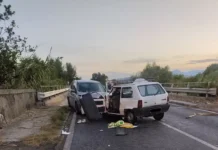 Incidente sulla Statale 106, una donna morta e quattro feriti: scontro frontale tra due auto