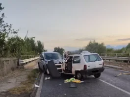 Incidente sulla Statale 106, una donna morta e quattro feriti: scontro frontale tra due auto