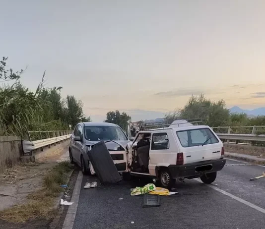 Incidente sulla Statale 106, una donna morta e quattro feriti: scontro frontale tra due auto