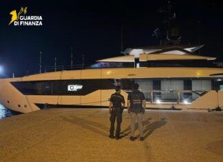 Roccella Jonica, sequestrato yacht di lusso: contestato contrabbando aggravato.Evasione per oltre 2 milioni di euro