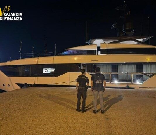 Roccella Jonica, sequestrato yacht di lusso: contestato contrabbando aggravato.Evasione per oltre 2 milioni di euro