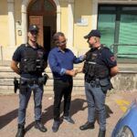 Polistena, colpito da un infarto: la Polizia lo accompagna in ospedale. Dopo mesi di riabilitazione torna in Commissariato per ringraziare gli agenti