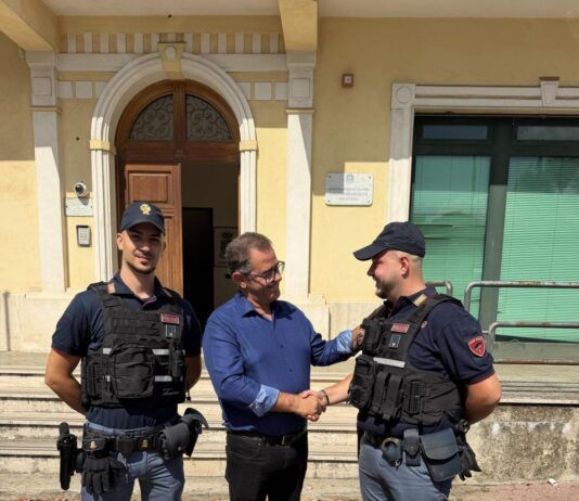 Polistena, colpito da un infarto: la Polizia lo accompagna in ospedale. Dopo mesi di riabilitazione torna in Commissariato per ringraziare gli agenti
