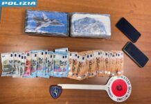 Auto in panne sull’A2, il controllo della Polizia Stradale porta alla scoperta di 2,1 chili di cocaina