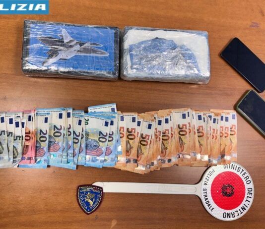 Auto in panne sull’A2, il controllo della Polizia Stradale porta alla scoperta di 2,1 chili di cocaina
