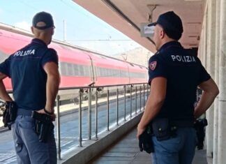 Fugge alla vista della Polizia: arrestato giovane con pistola clandestina