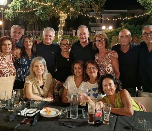 Polistena, la V B dell’Istituto Commerciale festeggia 40 anni dal diploma: ritrovata l’amicizia nata sui banchi di scuola