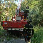 Parapendista perde il controllo della vela e resta incastrato su un albero: salvato dai Vigili del Fuoco