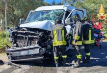 Scontro tra autobus e furgone, tre feriti: coinvolte due donne e il conducente del mezzo