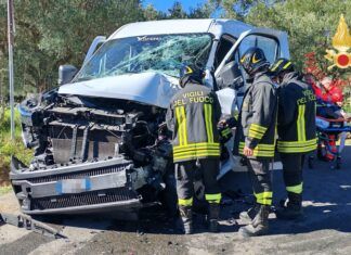 Scontro tra autobus e furgone, tre feriti: coinvolte due donne e il conducente del mezzo